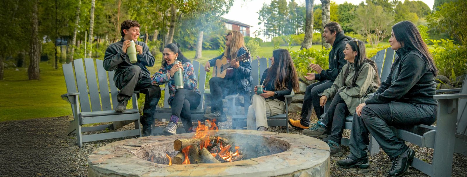 Equipo VICOA junto al fuego en el sur de Chile